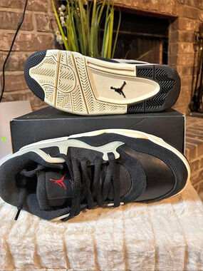 Jordan Air Jordan 4 Retro Sneakers Black & White US 7Y Like New